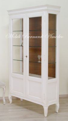Classic wooden display cabinet with 2 doors and curved legs, two-tone white and wood-coloured finish